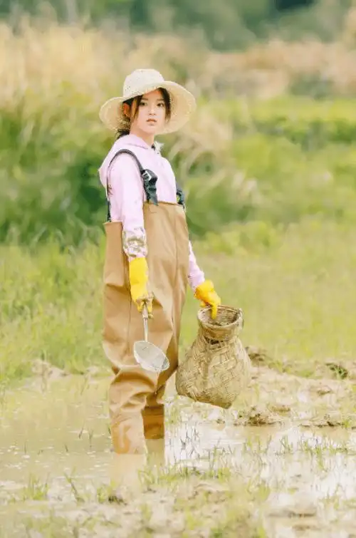 可以说是"时代楷模"一样的人物,看到杨超越的农村装扮,还是有一丝的