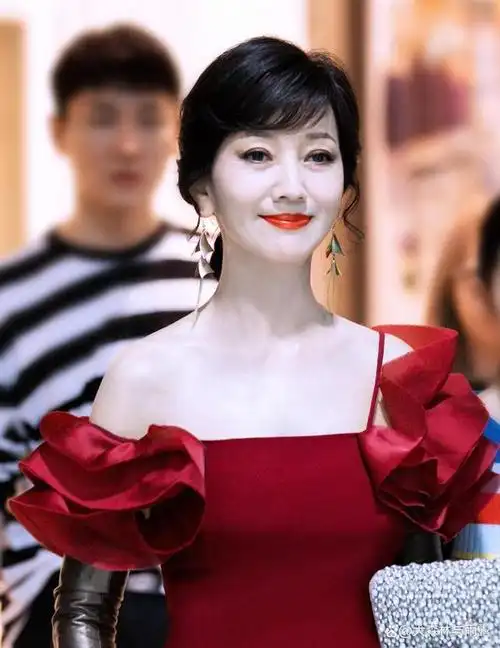 72岁赵雅芝穿红色马面裙,气质优雅,温婉大方谁家奶奶有那么美