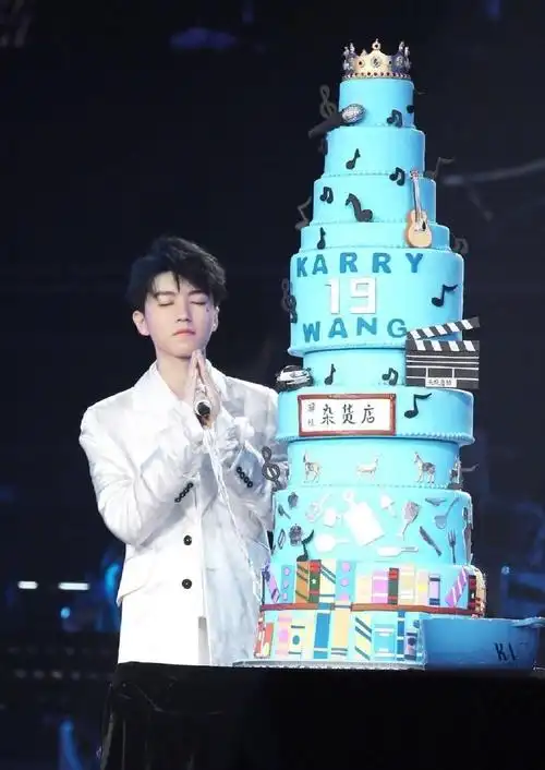 那就抬头以后还要陪着你度过好多好多个生日@tfboys-王俊凯