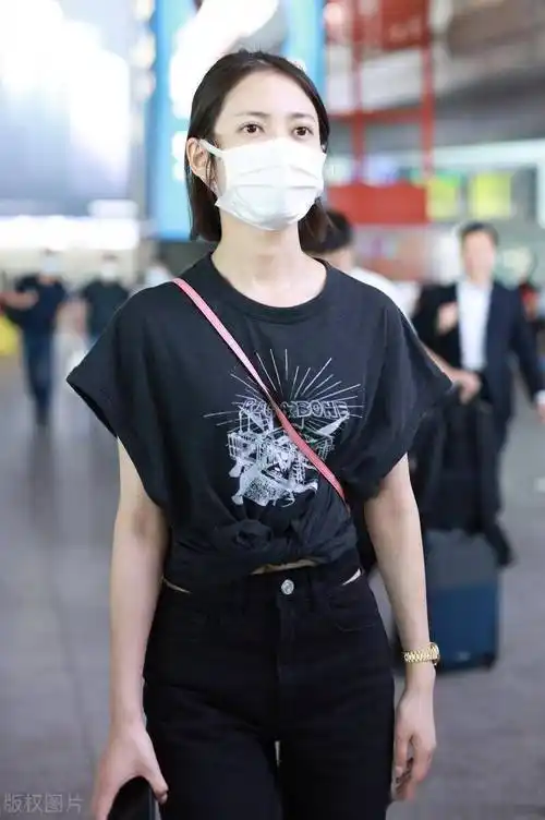 街拍:陈钰琪印花t恤 黑色休闲裤 厚底鞋帅气个性_北京_机场