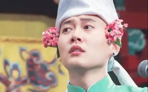 孟鹤堂风情万种颦笑皆宜的带花糖