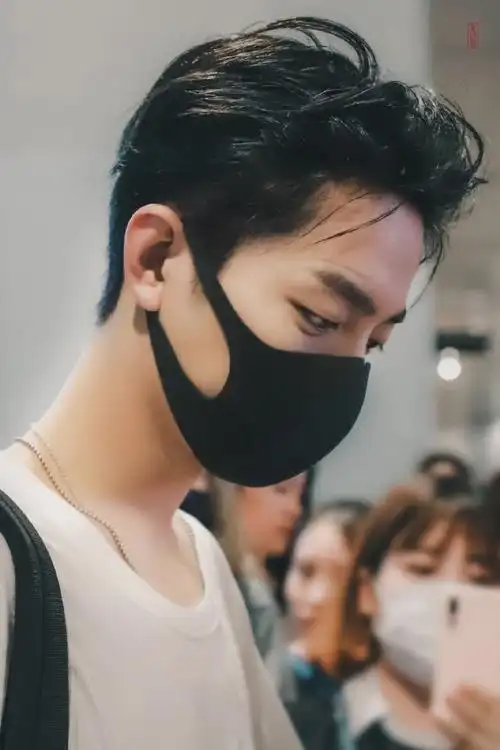 肖战机场路透#回忆一下当年封神的机场大背头!