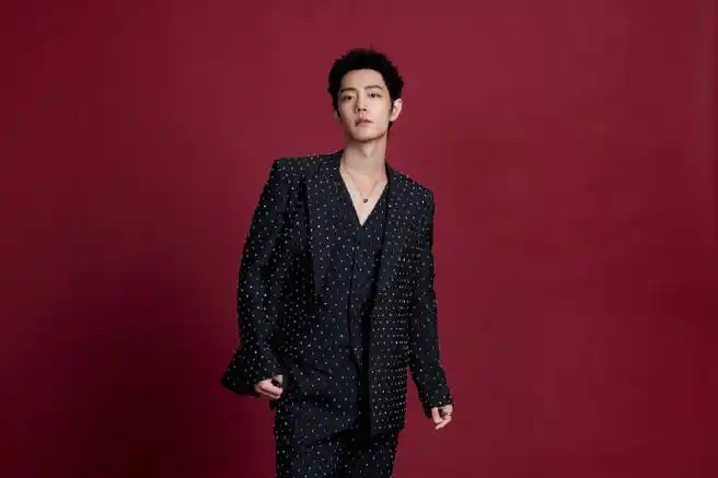 就算一个麻袋套在肖战身上也是帅的,所以肖哥喜欢什么颜色的麻袋