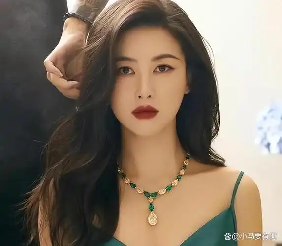 家世显赫但低调,连续10年入选世界百美,演员朱珠可不是个花瓶