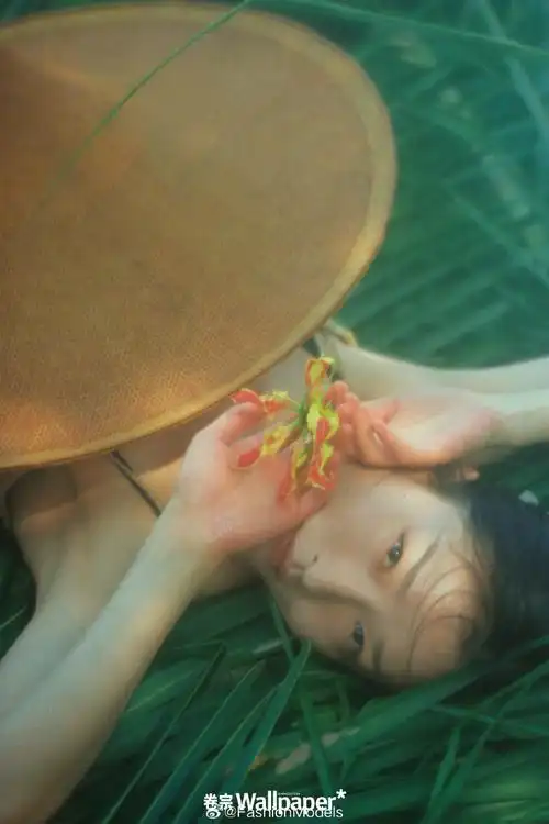 超模,演员#杜鹃#登上《wallpaper*卷宗》三月刊封面,杂志特别选择了一