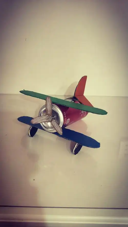 崔家睿用废旧易拉罐做的小飞机