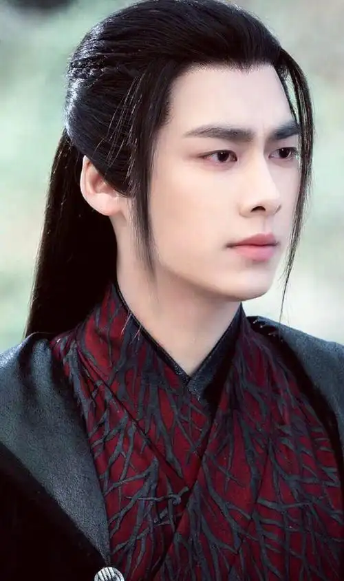 陈钰琪在剧中饰演热情开朗的少女那笙,李易峰饰演苏摩.