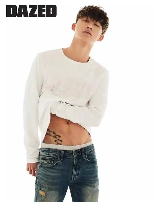 i人鱼线处的纹身十分显眼,可以看出是like father like son,like