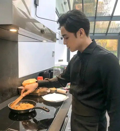 五张明道近期生活照,绅士休闲居家风格都有,最后一张风格懂吗?