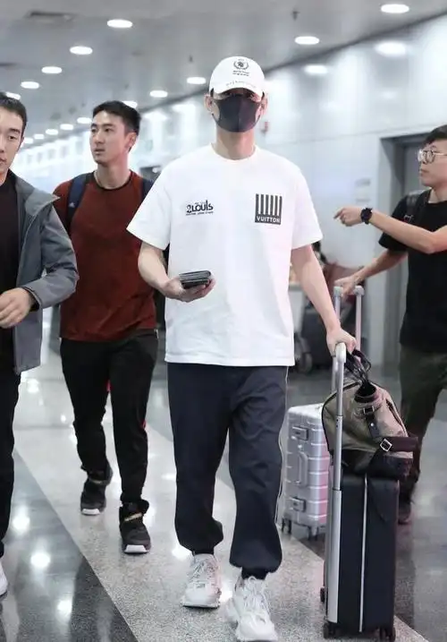 王凯长相白净细嫩真实身高有1米82穿休闲装肌肉藏不住了