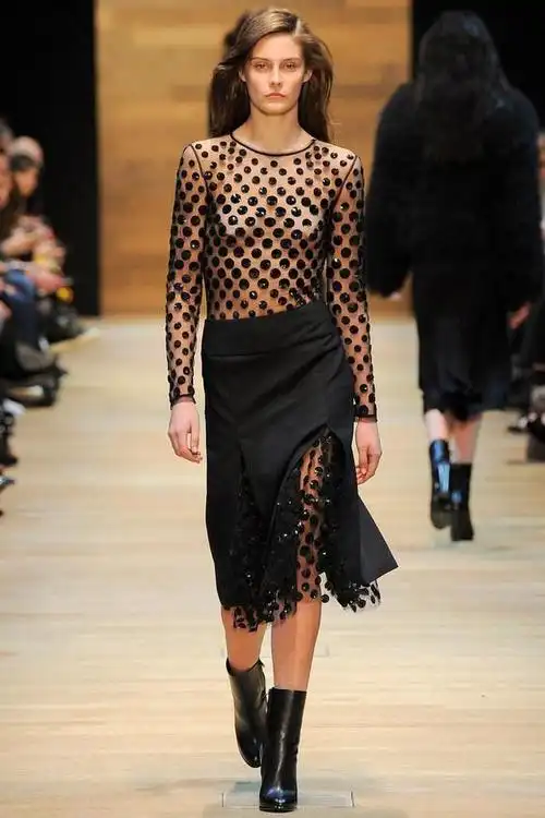 衣不蔽体上身真空超模贺聪全程双手捂胸网友摔倒怎么办