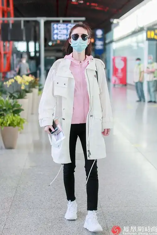 打开凤凰新闻,查看更多高清图片5月12日现身北京机场的王丽坤身穿fila