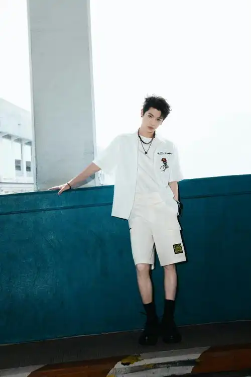 黄明昊lv香港大秀造型##黄明昊 清爽男大