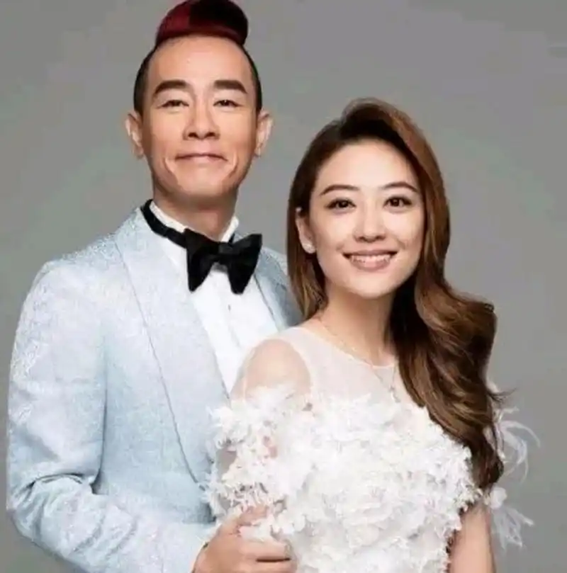 03年,陈小春icon张柏芝两人同游曼谷,游泳池旁张柏芝穿着比基尼,娇嗔