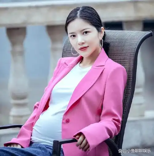 杜淳老婆王灿晒美照,一身绿色打扮又嫩又漂亮,网友吐槽太想火了