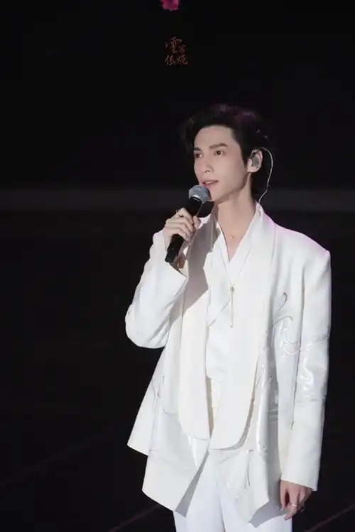 罗云熙超话#罗云熙#一些正脸的美颜暴击无法用言语描述@罗云熙leo