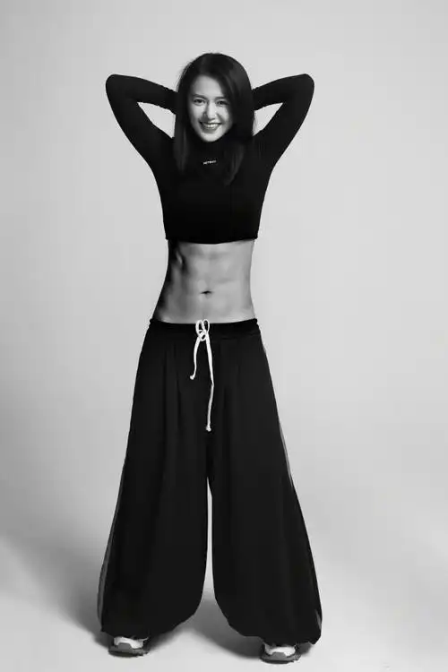 谭维维晒出八块腹肌照,变为健身达人的她宣布今年将出新专辑