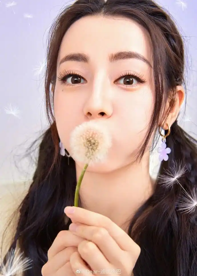 迪丽热巴双马尾造型元气十足手持蒲公英清纯可爱