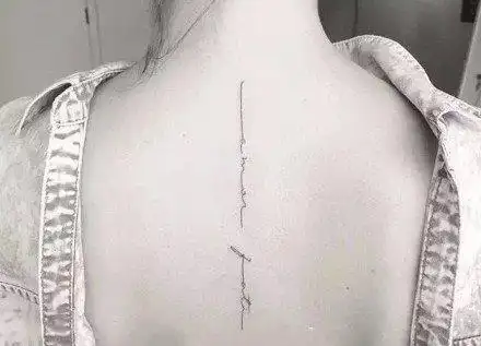 女性后背脊椎漂亮时尚的纹身图案1717