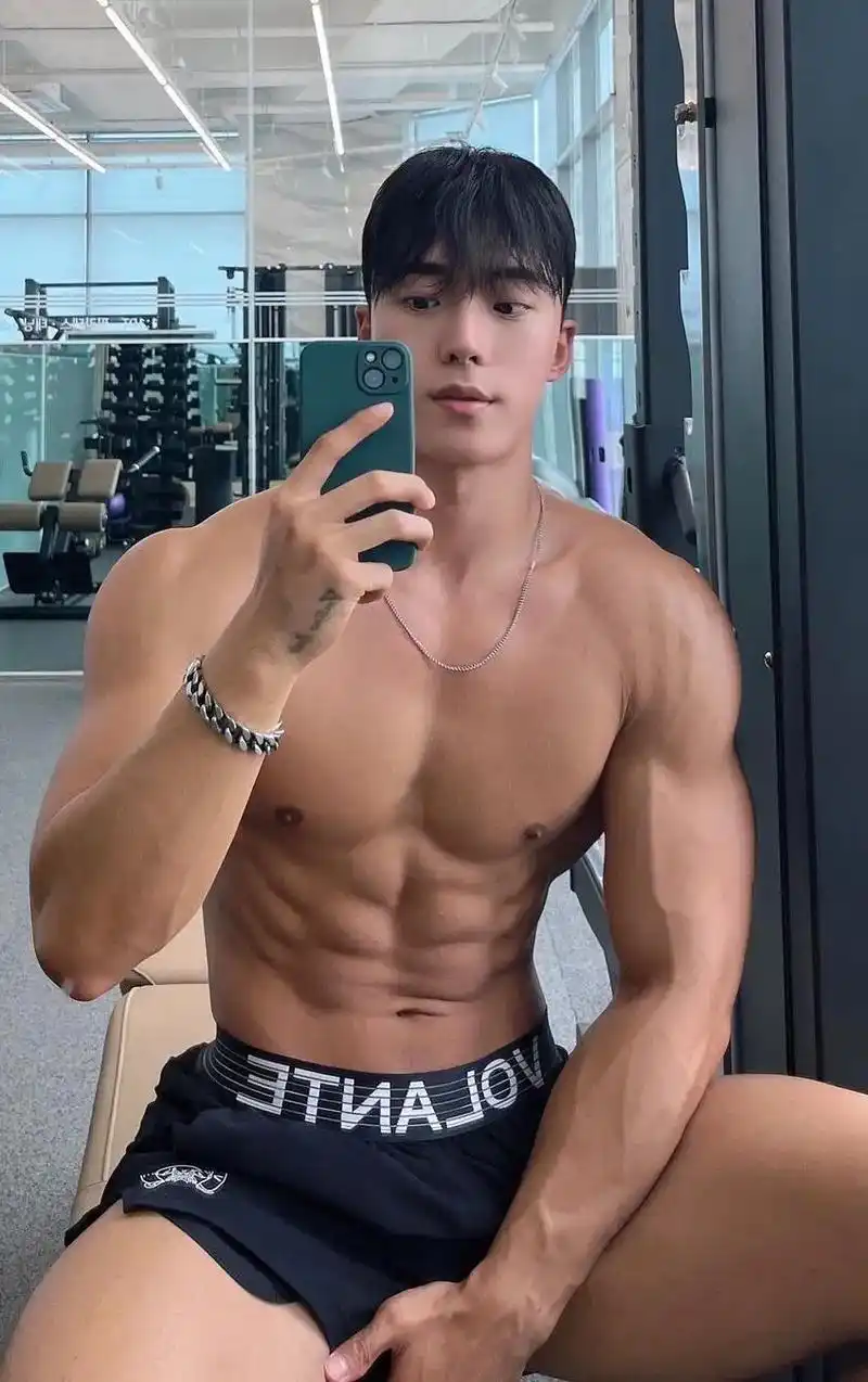 性感男人.#腹肌人鱼线 #男颜 #健身模特 #肩宽 #长腿欧 - 抖音