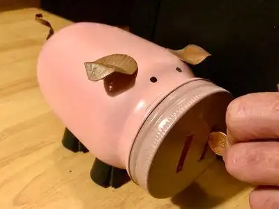 将家里的废弃材料变废成宝做成有用的门上挂饰