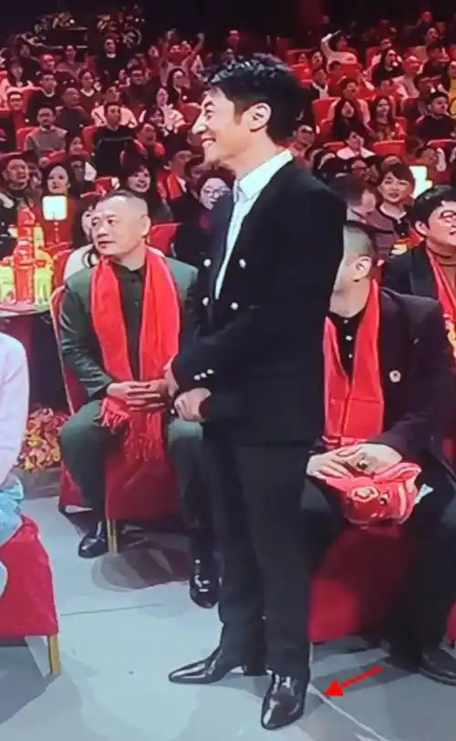 原创撒贝宁带家人到海南度假穿厚底运动鞋引热议为显个高好拼