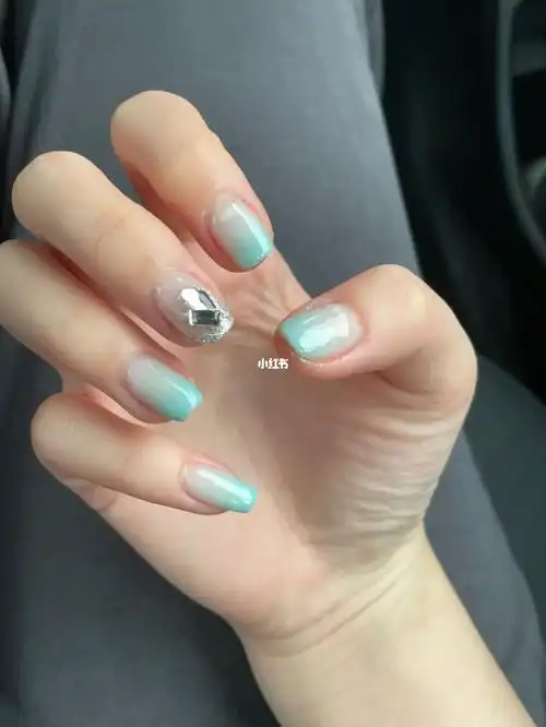 薄荷蓝渐变美甲