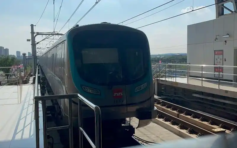 西安地铁14号线13车进秦宫站交汇07车出站