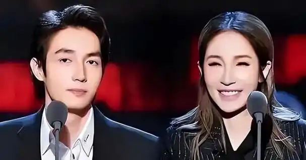 44岁萧亚轩再添新男友?与混血型男热聊,双腿淤青抢镜,本人回应