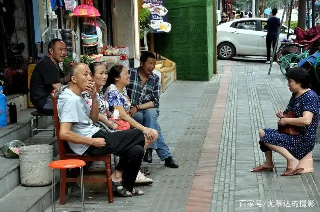 走在成都的街头巷尾