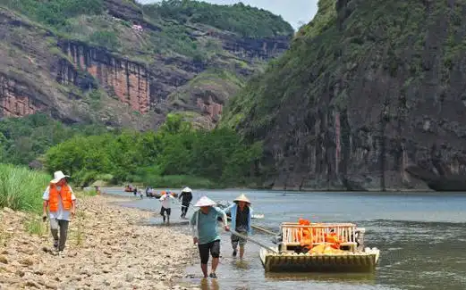 江西龙虎山景区泸溪河上的坚守