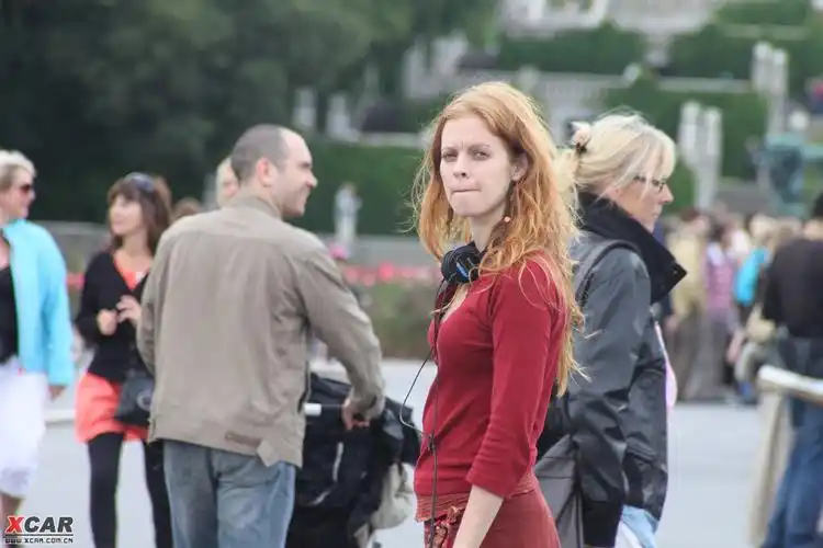 这个美女是挪威某电视台的主持人,正在奥斯陆公园里做节目.