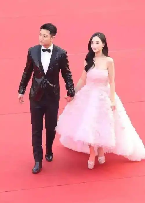 至于李小璐,虽然因为某些事件而陷入舆论漩涡,但她从未在公开场合