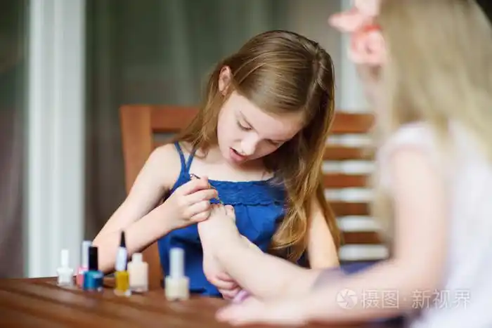 可爱的小女孩画的指甲