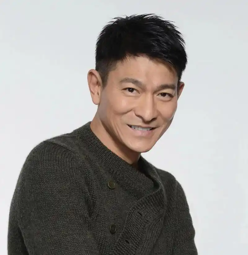 刘德华 说起娱乐圈的大哥大,大家都会把目光投向刘德华,如今已经六十