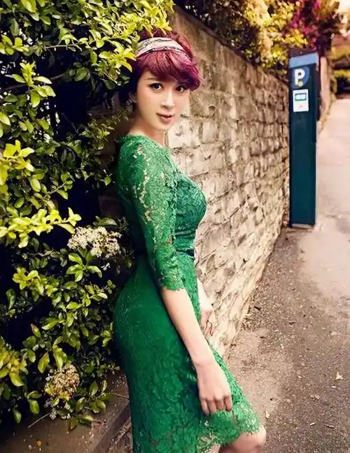 金巧巧都48岁了还有少女身材,穿紧身裙曲线真够抢眼,真长脸_时尚_魅力