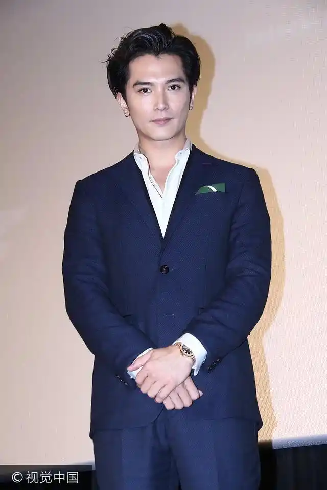 邱泽藏蓝色笔挺西装搭配小白鞋 英气迷死人