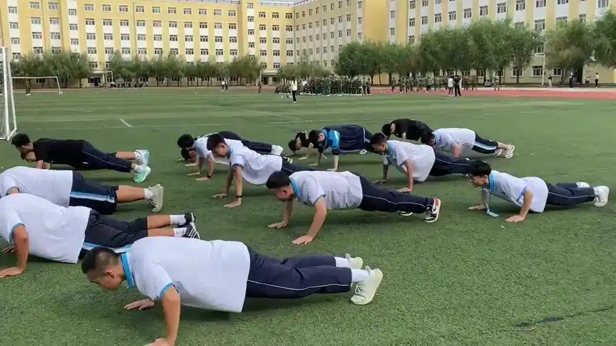 多做运动身体好,你们当年的体育课都是怎样上的?#俯卧撑