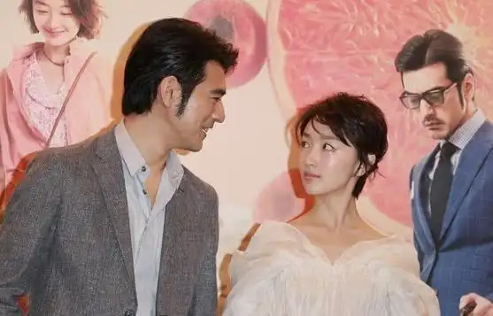 周冬雨台上安静吃草莓,金城武眼神有爱一脸宠溺