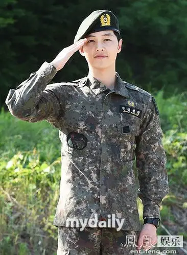 韩国艺人宋钟基退伍 穿军装敬礼帅气逼人