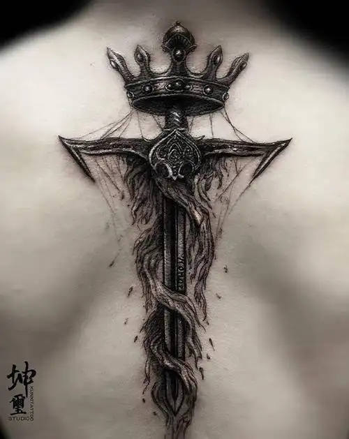 根据客人想法打造(宝剑)纹身图片_背部欧美写实纹身图案