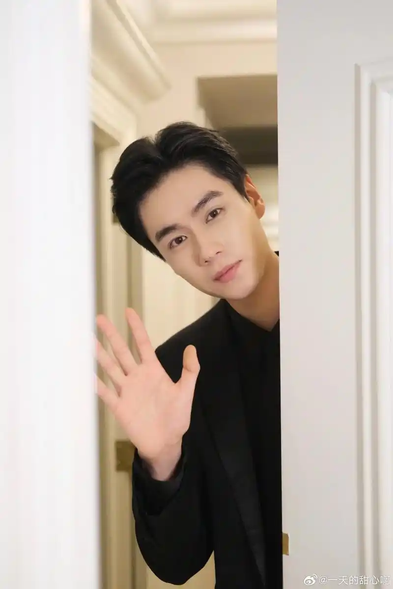 我的帅气男神胡一天.#口罩男孩 #机场穿搭 #一眼沦陷 #西 - 抖音