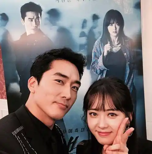 宋承宪与高雅拉合作韩剧《black》传出绯闻,有传女主角高雅拉为刘亦菲