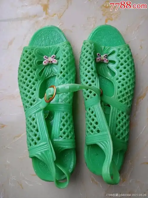 八十年代怀旧收藏品一一儿童塑料女孩凉鞋