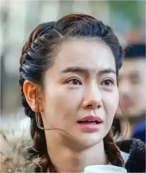 胡梦茵割双眼皮了?简直不要太自然!细看王楚然似乎更胜一筹?