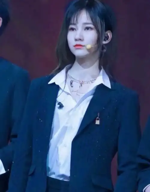 张真源,严浩翔和贺峻霖的女装图片,可爱吗?(好香有点……)