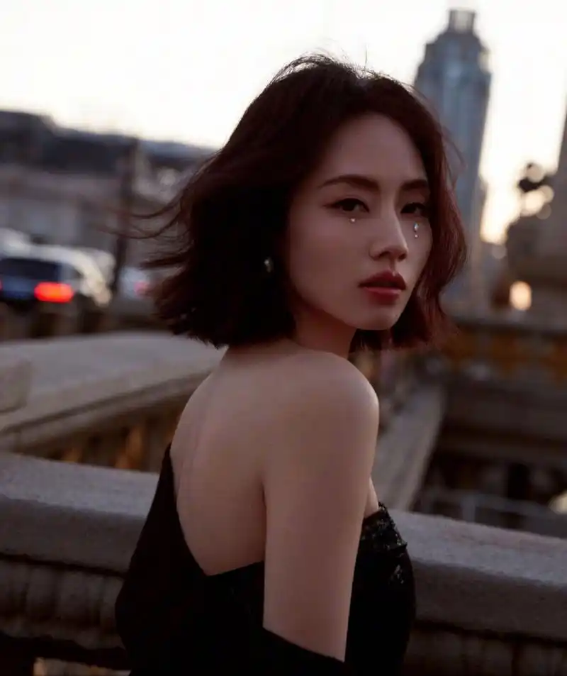 刘惜君黑色抹胸裙写真,性感的肌肤水嫩诱人,迷人气息四溢!