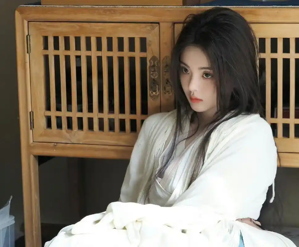 杨超越古装造型,原来这就叫"披麻袋也好看"#养眼美女# #性感好身材