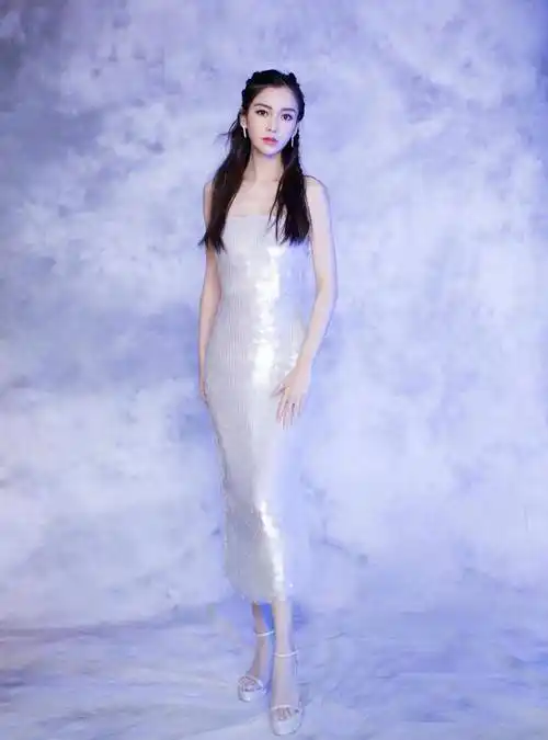 原创杨颖的时尚感真的没得挑穿修身亮片裙提升外在美美得优雅出众