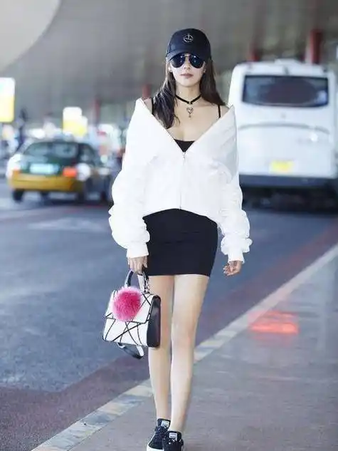 即使是迈不开腿的礼服,穿在张雨绮的身上却也如此美丽,她这件礼服后背